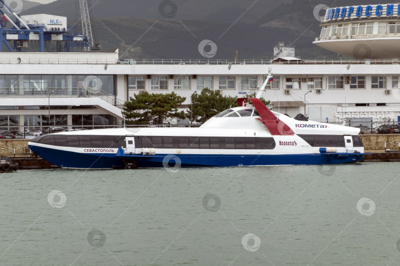 Скачать 24 августа 2025 года: Новороссийск, Россия: Судно "Восход си Комет" с надписью "Севастопольское морское судно" пришвартовалось к морскому пассажирскому терминалу, демонстрируя активность порта и морские перевозки фотосток Ozero