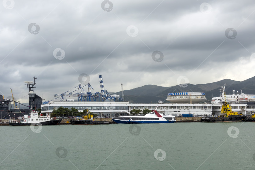 Скачать 22 августа 2025 года в Новороссийске открылся морской терминал на Черноморском побережье России. Историческое здание порта с морской инфраструктурой фотосток Ozero