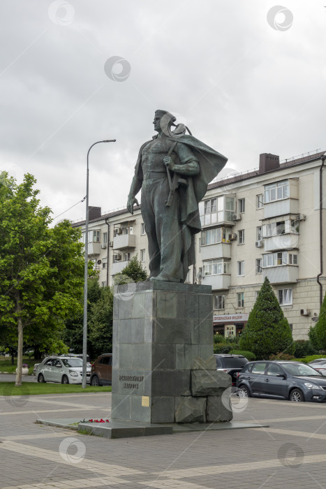 Скачать 28 июля 2025 года: Памятник Неизвестному моряку на набережной в Новороссийске, Россия, посвященный погибшим морякам и военно-морской истории, на фоне побережья Черного моря. фотосток Ozero