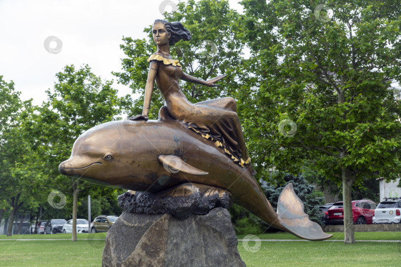 Скачать 28 июля 2025 года: Скульптура девушки на дельфине на набережной в Новороссийске, Россия, популярная приморская достопримечательность, символизирующая прибрежный город и атмосферу Черного моря. фотосток Ozero