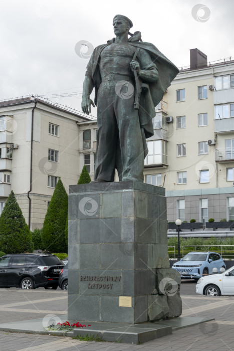 Скачать 28 июля 2025 года: Памятник Неизвестному моряку на набережной в Новороссийске, Россия, посвященный погибшим морякам и военно-морской истории, на фоне побережья Черного моря. фотосток Ozero