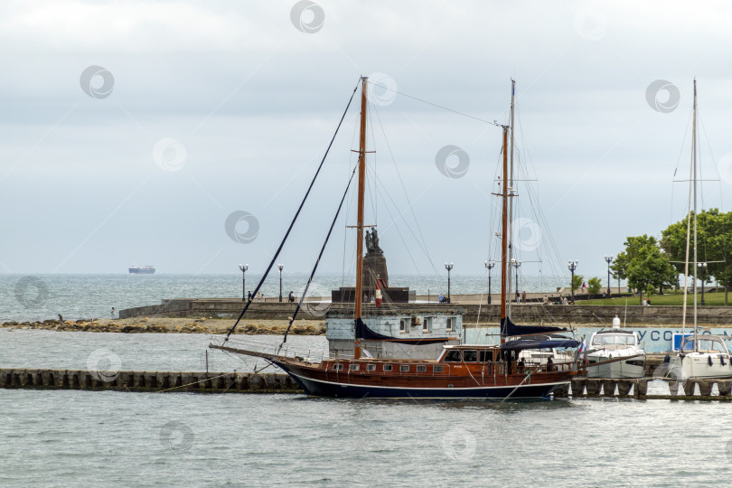 Скачать 28 июля 2025 года: Стоянка яхт вдоль набережной в Новороссийске, Россия, с пришвартованными яхтами у береговой линии, отражающими морскую жизнь и атмосферу Черноморской гавани. фотосток Ozero