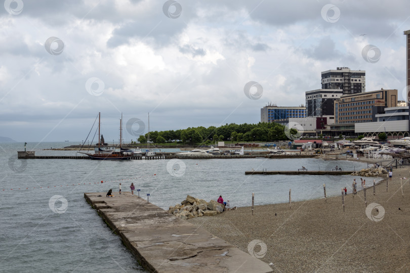 Скачать 28 июля 2025 года: Стоянка яхт вдоль набережной в Новороссийске, Россия, с пришвартованными яхтами у береговой линии, отражающими морскую жизнь и атмосферу Черноморской гавани. фотосток Ozero