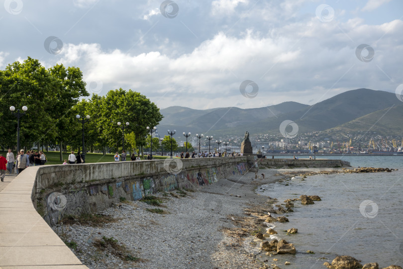 Скачать 24 августа 2025 года: Новороссийск, Россия: Вид с набережной на городской пейзаж и портовую зону, иллюстрирующий прибрежную городскую жизнь, морскую инфраструктуру и Черноморскую гавань. фотосток Ozero