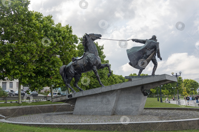 Скачать 22 августа 2025 года в Новороссийске, Россия, на набережной установлен памятник "Исход", изображающий мужчину с лошадью. Общественный мемориал на побережье Черного моря фотосток Ozero