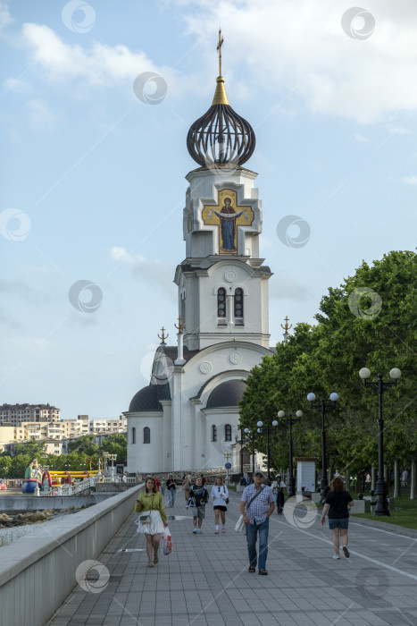 Скачать 22 августа 2025 года церковь Святого Николая на берегу Новороссийска, Россия. Историческое здание церкви недалеко от побережья Черного моря фотосток Ozero