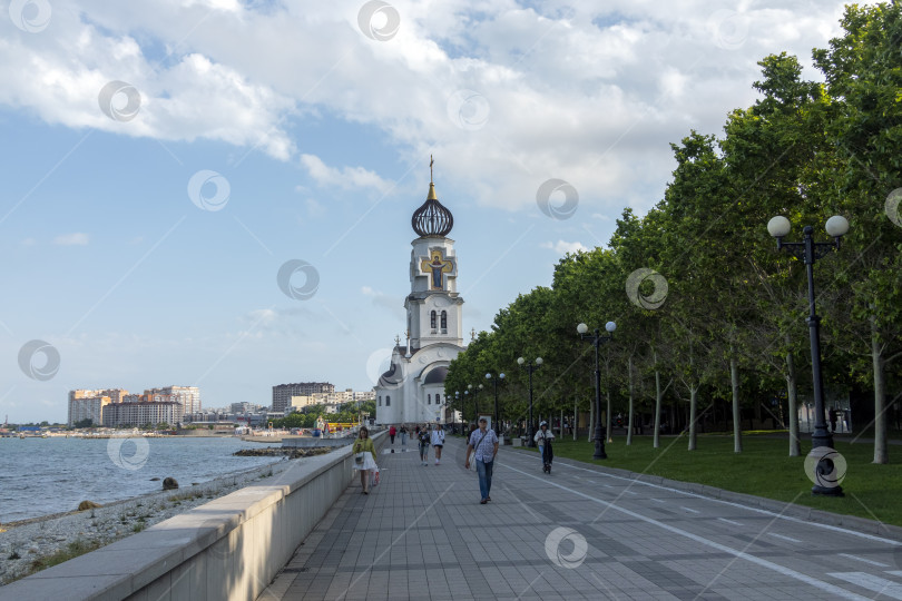 Скачать 22 августа 2025 года церковь Святого Николая на берегу Новороссийска, Россия. Историческое здание церкви недалеко от побережья Черного моря фотосток Ozero