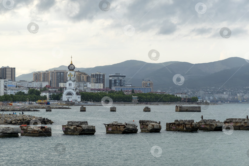 Скачать 22 августа 2025 года церковь Святого Николая на берегу Новороссийска, Россия. Историческое здание церкви недалеко от побережья Черного моря фотосток Ozero