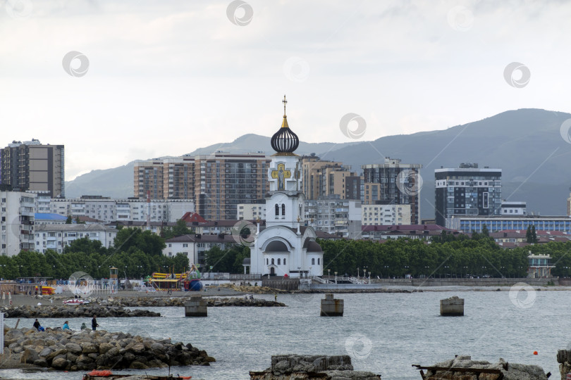 Скачать 22 августа 2025 года церковь Святого Николая на берегу Новороссийска, Россия. Историческое здание церкви недалеко от побережья Черного моря фотосток Ozero