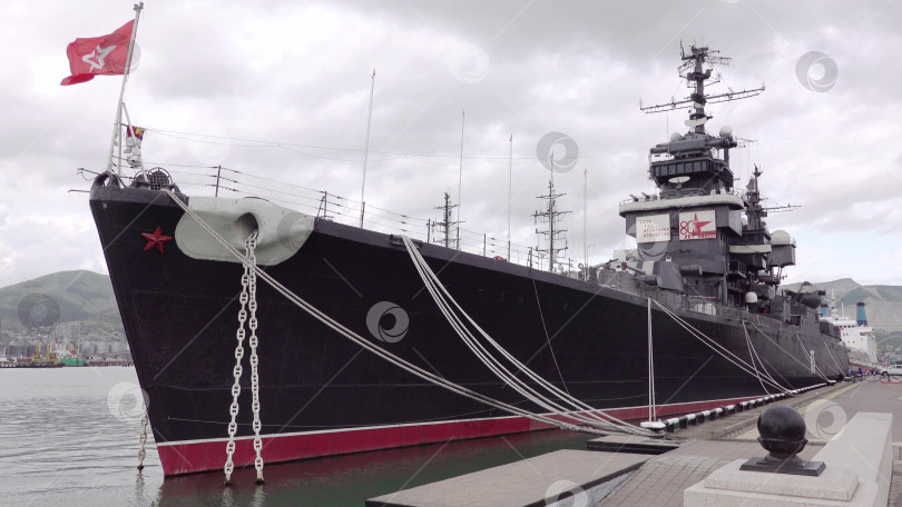 Скачать Новороссийск, Россия, 20 сентября 2025 года: Крейсер "Михаил Кутузов" пришвартовался в порту города. Историческое советское судно-музей проекта 68-бис. Только для редакционного использования фотосток Ozero
