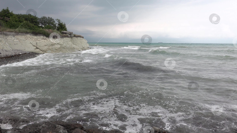 Скачать Вид на Цемесскую бухту с горы Колдун в Мысхако близ Новороссийска, Россия, с видом на побережье Черного моря, портовую зону и горный ландшафт фотосток Ozero