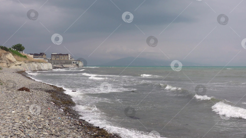 Скачать Вид на Цемесскую бухту с горы Колдун в Мысхако близ Новороссийска, Россия, с видом на побережье Черного моря, портовую зону и горный ландшафт фотосток Ozero