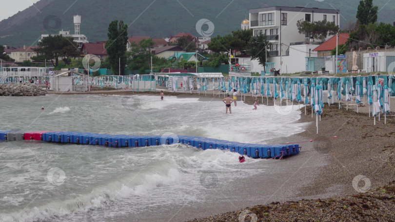 Скачать 24 августа 2025 года: пляж Мысхако в России с морской и курортной зоной, демонстрирующий прибрежный отдых, туристическую инфраструктуру и летнюю приморскую жизнь. фотосток Ozero