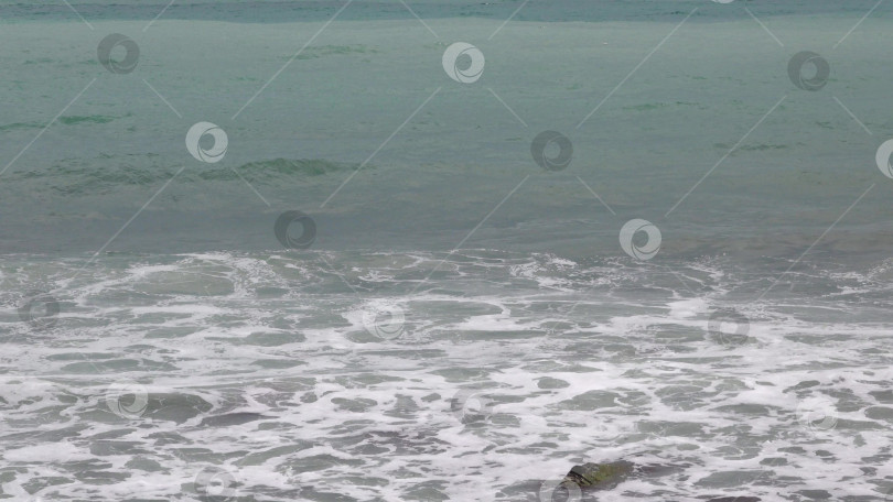 Скачать Панорамный вид на море со скалистого склона холма с соснами под ясным голубым летним небом фотосток Ozero