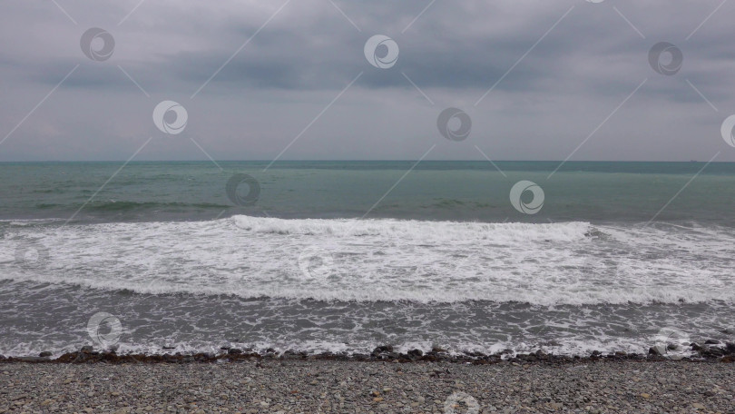 Скачать Панорамный вид на море со скалистого склона холма с соснами под ясным голубым летним небом фотосток Ozero