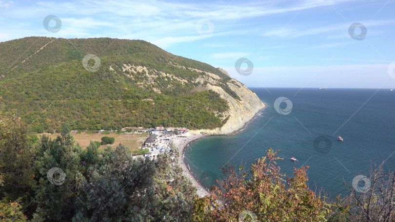 Скачать Живописный вид на пляж Дюрсо с чистым морем и горным пейзажем, демонстрирующий естественную береговую линию, летнюю атмосферу и умиротворяющую морскую обстановку на юге России. фотосток Ozero