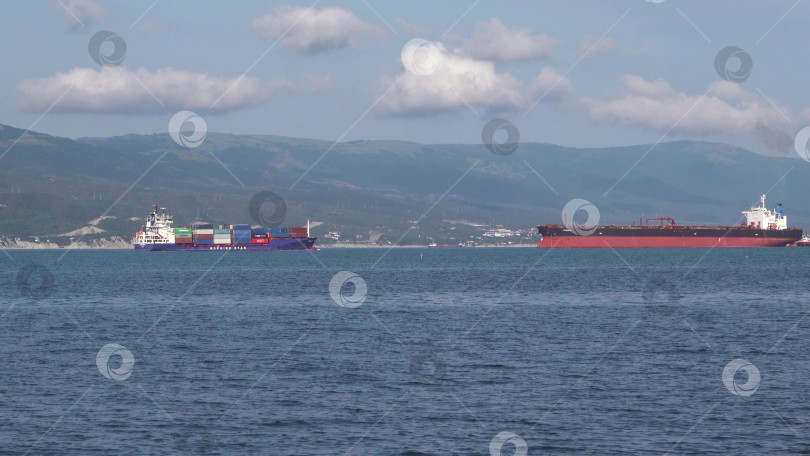 Скачать 24 августа 2025 года: Крупное грузовое судно заходит в порт Новороссийска, Россия, на Черном море, демонстрируя морской транспорт, промышленное судоходство и береговую инфраструктуру. фотосток Ozero
