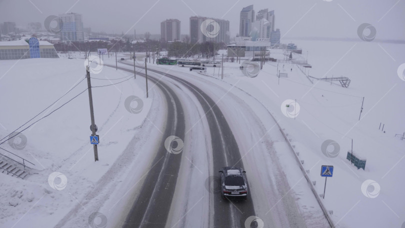 Скачать 25 января 2023 года, Барнаул, Россия. Речной вокзал зимой: здание, прилегающая территория и набережная в заснеженном городе. фотосток Ozero