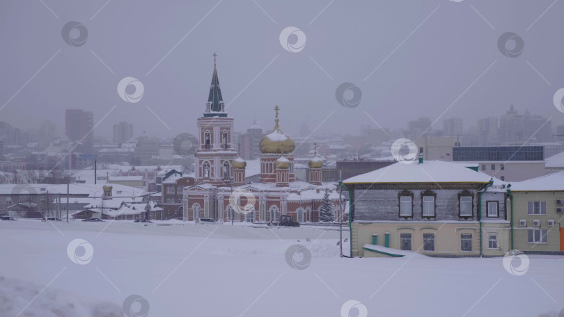 Скачать 28 декабря 2025 года, Барнаул, Россия. Церковь Знамения Пресвятой Богородицы, демонстрирующая внешнюю архитектуру, историческую достопримечательность и городской пейзаж. фотосток Ozero
