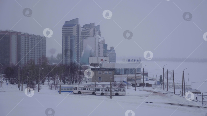 Скачать 25 января 2023 года, Барнаул, Россия. Речной вокзал зимой: здание, прилегающая территория и набережная в заснеженном городе. фотосток Ozero
