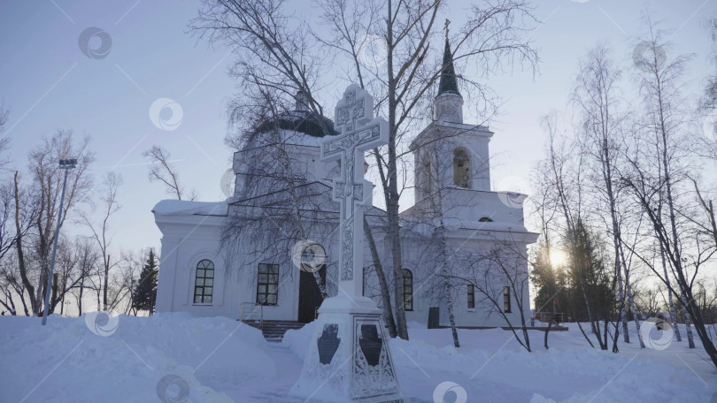 Скачать Январь 2026 года, Барнаул, Россия. Покровский собор на улице Никитина, демонстрирующий внешнюю архитектуру, историческую достопримечательность и городской пейзаж Алтайского края. фотосток Ozero