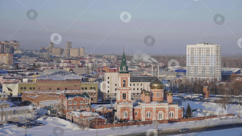 Скачать 28 декабря 2025 года, Барнаул, Россия. Церковь Знамения Пресвятой Богородицы, демонстрирующая внешнюю архитектуру, историческую достопримечательность и городской пейзаж. фотосток Ozero