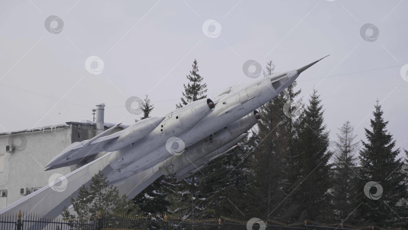 Скачать 28 декабря 2025 года, Барнаул, Россия. Реактивный истребитель Як-28 установлен на постаменте в Военной авиационной школе пилотов, демонстрируя историческую военную авиацию и памятник самолетам. фотосток Ozero