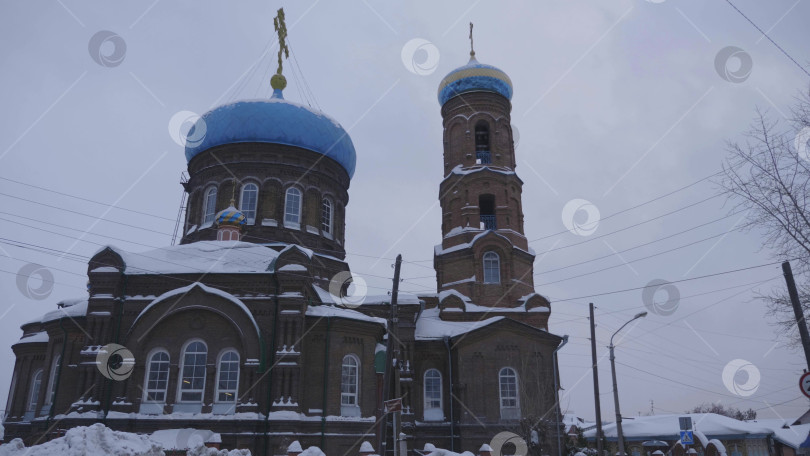 Скачать Январь 2026 года, Барнаул, Россия. Покровский собор на улице Никитина, демонстрирующий внешнюю архитектуру, историческую достопримечательность и городской пейзаж Алтайского края. фотосток Ozero