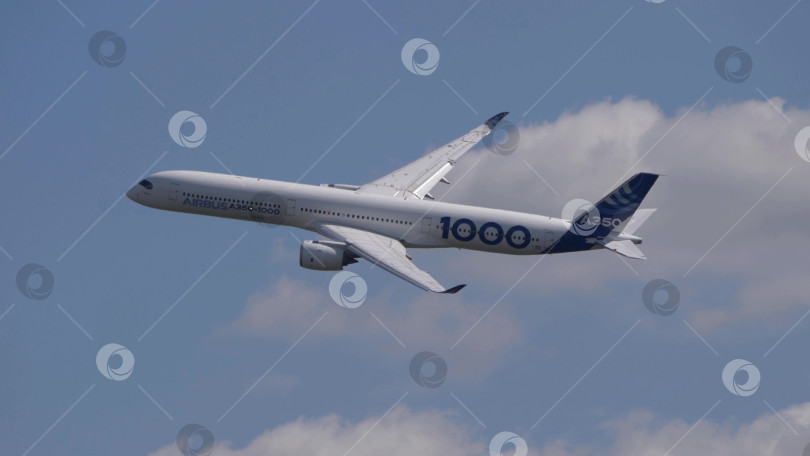 Скачать 25 июля 2021 года, Россия, Жуковский. Airbus A350-1000 совершает полет в небе во время авиасалона МАКС-2021, демонстрируя современную авиацию, летно-технические характеристики и аэрокосмические технологии. фотосток Ozero
