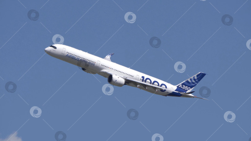 Скачать 25 июля 2021 года, Россия, Жуковский. Airbus A350-1000 совершает полет в небе во время авиасалона МАКС-2021, демонстрируя современную авиацию, летно-технические характеристики и аэрокосмические технологии. фотосток Ozero