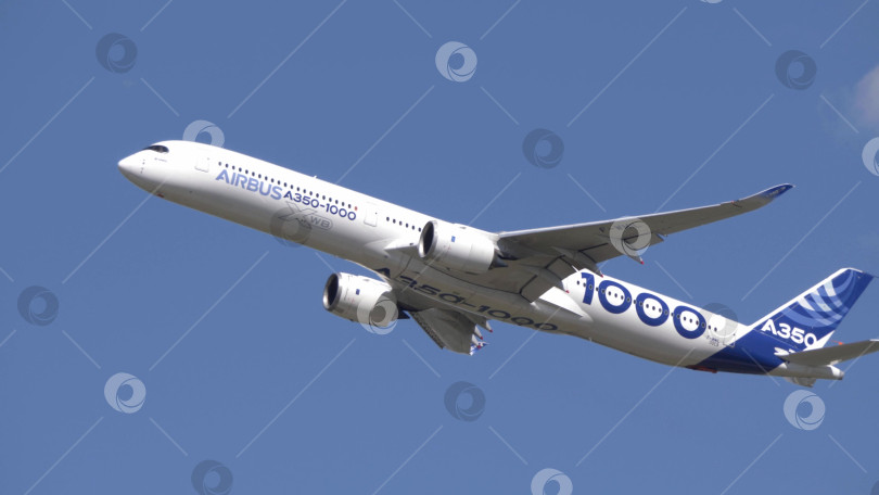 Скачать 25 июля 2021 года, Россия, Жуковский. Airbus A350-1000 совершает полет в небе во время авиасалона МАКС-2021, демонстрируя современную авиацию, летно-технические характеристики и аэрокосмические технологии. фотосток Ozero
