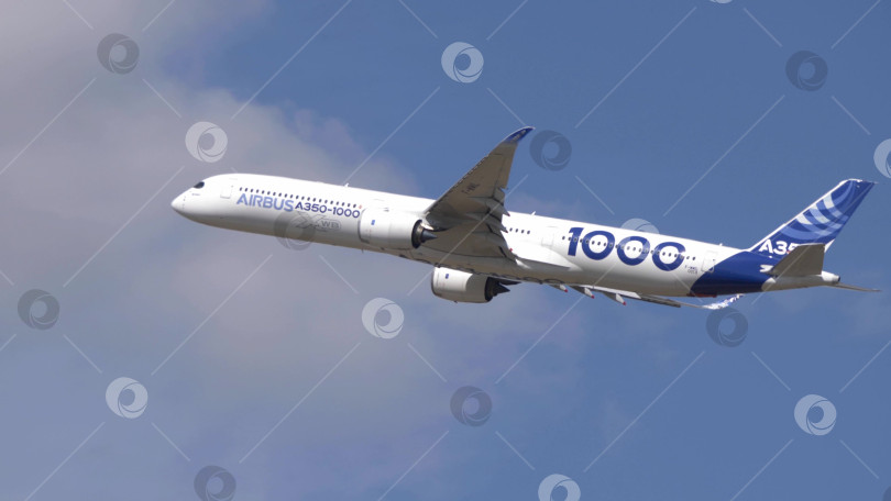 Скачать 25 июля 2021 года, Россия, Жуковский. Airbus A350-1000 совершает полет в небе во время авиасалона МАКС-2021, демонстрируя современную авиацию, летно-технические характеристики и аэрокосмические технологии. фотосток Ozero