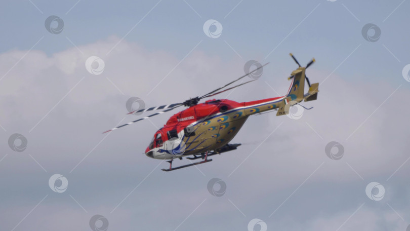 Скачать 25 июля 2021 года, Россия, Жуковский. Индийская пилотажная группа выполняет маневры на вертолетах на авиасалоне МАКС-2021, демонстрируя точность пилотажа и международную авиацию. фотосток Ozero
