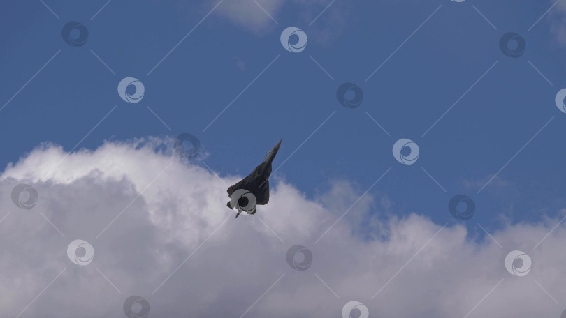 Скачать 25 июля 2021 года, Россия, Жуковский. Истребитель Су-57 выполняет фигуры высшего пилотажа на авиасалоне МАКС-2021, демонстрируя современную военную авиацию, точность пилотажа и летно-технические характеристики самолета. фотосток Ozero