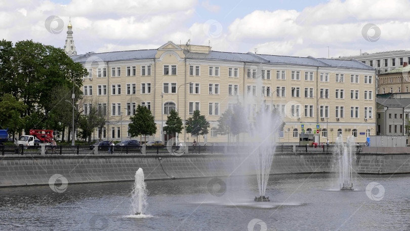 Скачать 23 июня 2025 года, Россия, Москва. Вид на Болотную набережную, демонстрирующий набережную реки, городской пейзаж и панораму города вдоль Москвы-реки. фотосток Ozero