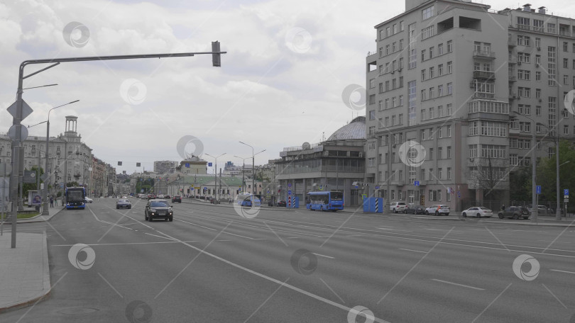 Скачать 23 июня 2025 года, Россия, Москва. Движение на Садовом кольце с большим количеством автомобилей, движущихся по оживленной городской улице, городской пейзаж и транспортная концепция. фотосток Ozero