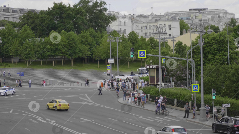 Скачать 23 июня 2025 года, Россия, Москва. Автомобиль российской дорожной полиции с мигалками стоит на Садовом кольце, городская уличная сцена, правоохранительные органы и концепция городского движения. фотосток Ozero