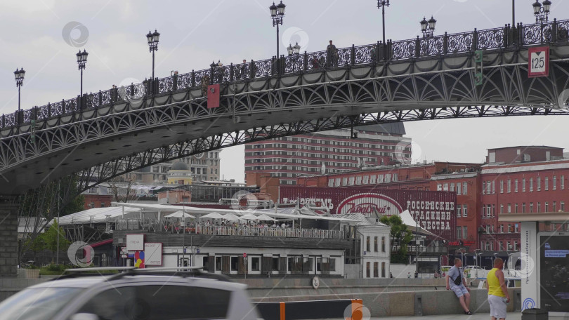 Скачать 23 июня 2025 года, Россия, Москва. Вид на завод "Красный Октябрь", демонстрирующий промышленную архитектуру и городской пейзаж вдоль Москвы-реки. фотосток Ozero