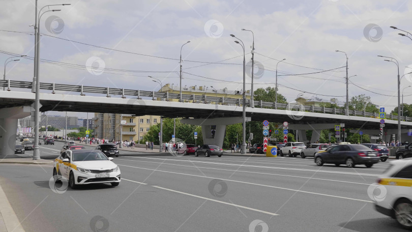 Скачать 23 июня 2025 года, Россия, Москва. Движение на Садовом кольце с большим количеством автомобилей, движущихся по оживленной городской улице, городской пейзаж и транспортная концепция. фотосток Ozero