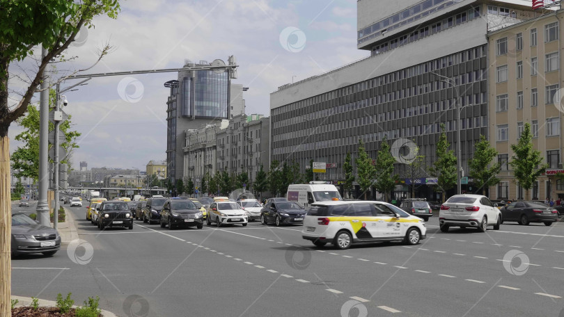 Скачать 23 июня 2025 года, Россия, Москва. Движение на Садовом кольце с большим количеством автомобилей, движущихся по оживленной городской улице, городской пейзаж и транспортная концепция. фотосток Ozero