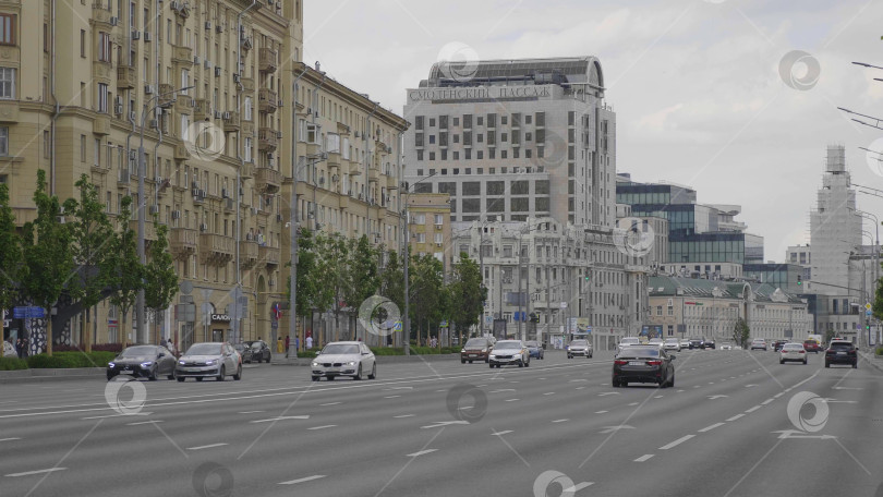 Скачать 23 июня 2025 года, Россия, Москва. Движение на Садовом кольце с большим количеством автомобилей, движущихся по оживленной городской улице, городской пейзаж и транспортная концепция. фотосток Ozero