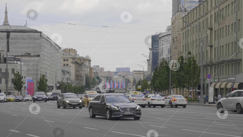 Скачать 23 июня 2025 года, Россия, Москва. Движение на Садовом кольце с большим количеством автомобилей, движущихся по оживленной городской улице, городской пейзаж и транспортная концепция. фотосток Ozero