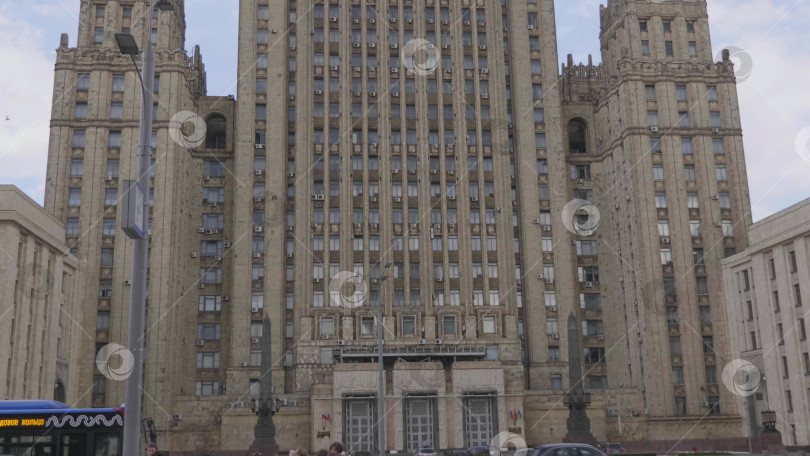 Скачать 23 июня 2025 года, Россия, Москва. Вид на здание Министерства иностранных дел и прилегающую территорию, архитектурная концепция и городской пейзаж. фотосток Ozero