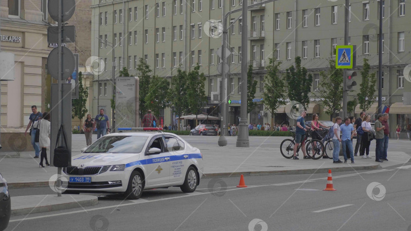 Скачать 23 июня 2025 года, Россия, Москва. Автомобиль российской дорожной полиции с мигалками стоит на Садовом кольце, городская уличная сцена, правоохранительные органы и концепция городского движения. фотосток Ozero