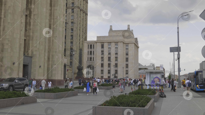 Скачать 23 июня 2025 года, Россия, Москва. Вид на здание Министерства иностранных дел и прилегающую территорию, архитектурная концепция и городской пейзаж. фотосток Ozero