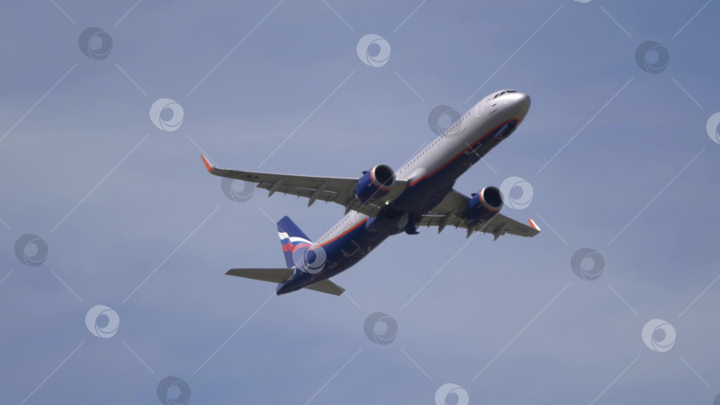 Скачать 05 мая 2025 года, Россия, Москва, Шереметьево. Самолет Аэрофлота отрывается от взлетно-посадочной полосы и взмывает в небо, запечатлевая действия авиации, пассажирский рейс и путешествие. фотосток Ozero