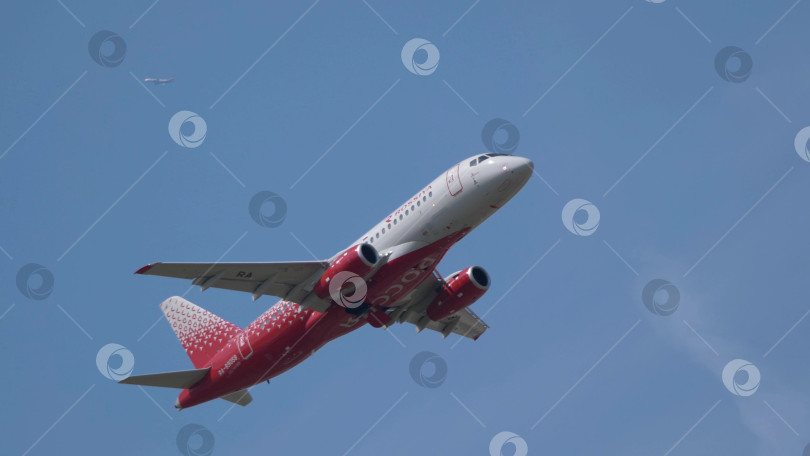 Скачать 05 мая 2025 года, Россия, Москва, Шереметьево. Самолет авиакомпании "Россия" отрывается от взлетно-посадочной полосы и устремляется в чистое небо - концепция авиации, путешествий и транспорта. фотосток Ozero