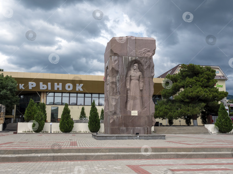 Скачать 24 августа 2025 года: Памятный знак в центре села Кабардинка, Россия, посвященный партизанам, морякам и бойцам Красной Армии Тамани, погибшим за Советскую власть, установлен в 1924 году. фотосток Ozero