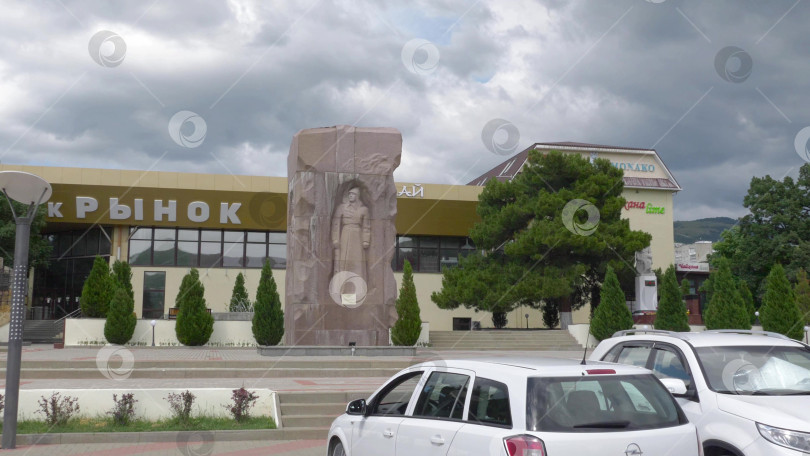 Скачать 24 августа 2025 года: Памятный знак в центре села Кабардинка, Россия, посвященный партизанам, морякам и бойцам Красной Армии Тамани, погибшим за Советскую власть, установлен в 1924 году. фотосток Ozero