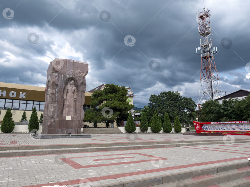 Скачать 24 августа 2025 года: Памятный знак в центре села Кабардинка, Россия, посвященный партизанам, морякам и бойцам Красной Армии Тамани, погибшим за Советскую власть, установлен в 1924 году. фотосток Ozero